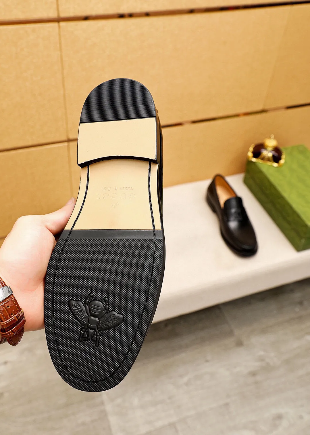 Men's shoes 💰480 💐 Product trademark: GUCCI "Gucci" casual leather shoes Regular size: 38-44 (45🉑️customized) Product materials: Selected imported first-layer calfskin upper + luxury hardware buckle, imported water-dyed cowhide leather lining. Strong three-dimensional visual effect, combined outsole Color: 4⃣️colors available